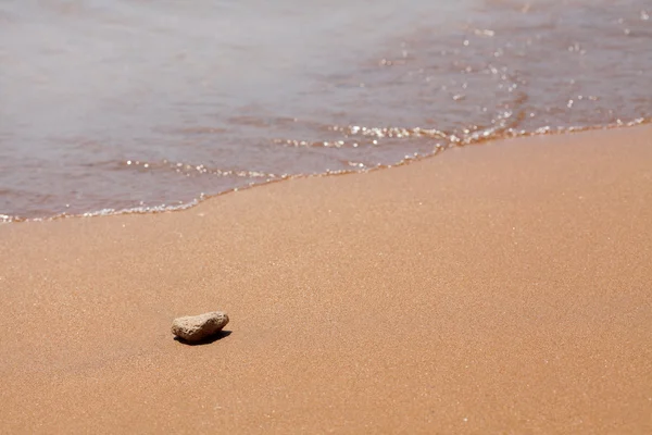 모래 해변, 바위와 파도 — 스톡 사진