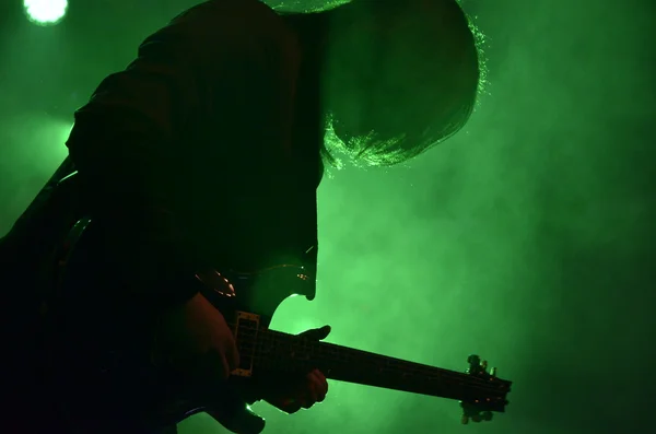 silouethe bir gitarist