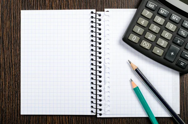 Bloc de notas con lápiz y calculadora Imagen De Stock