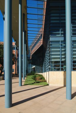 Çelik mavi sütunlar