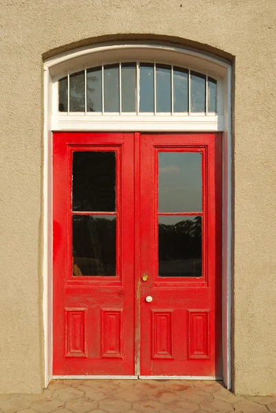 Alte rote Türen — Stockfoto