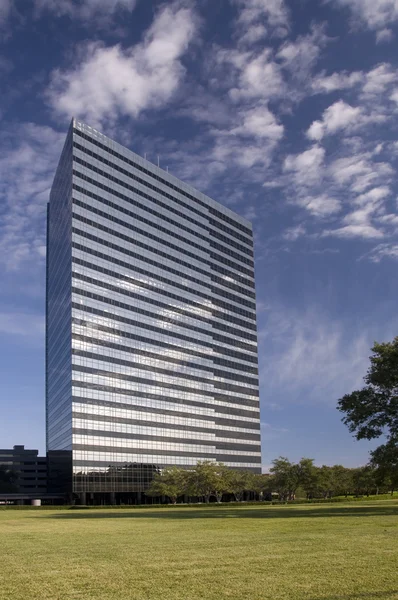 Torre de escritório e campo aberto . — Fotografia de Stock