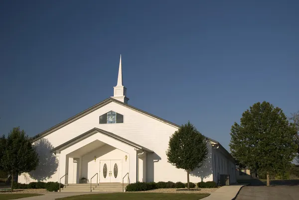 Moderne weiße Kirche — Stockfoto