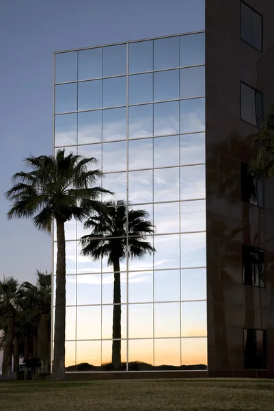 Glas office in het paradijs — Stockfoto