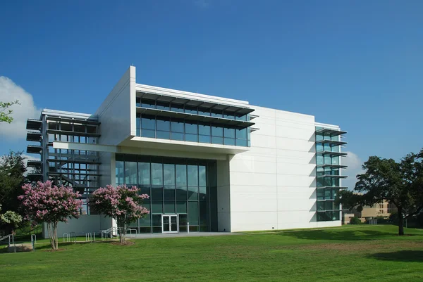 Medikal Cerrahi Merkezi önünde