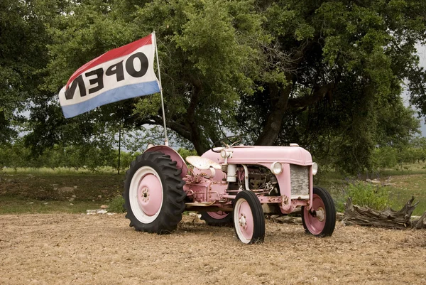 粉色拖拉机 — 图库照片