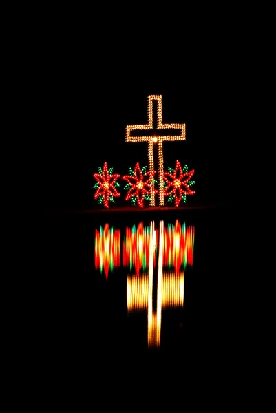 Cross och poinsettas — Stockfoto