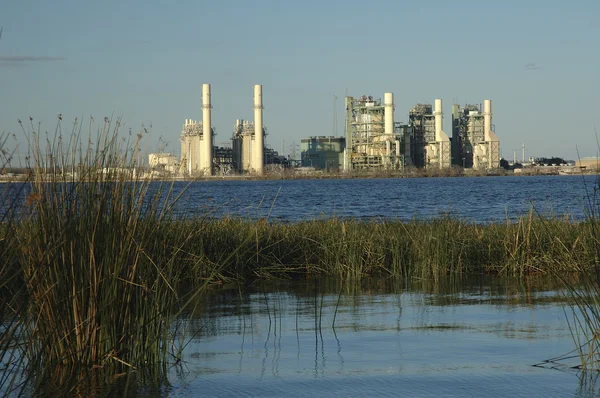 Braunkohlekraftwerk mit Seeblick — Stockfoto