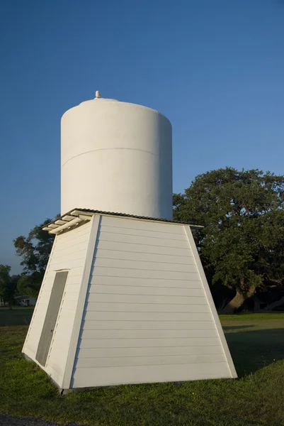 Pumphouse met opslagtank — Stockfoto