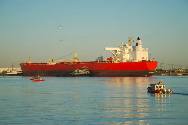 Rode boot in de haven — Stockfoto