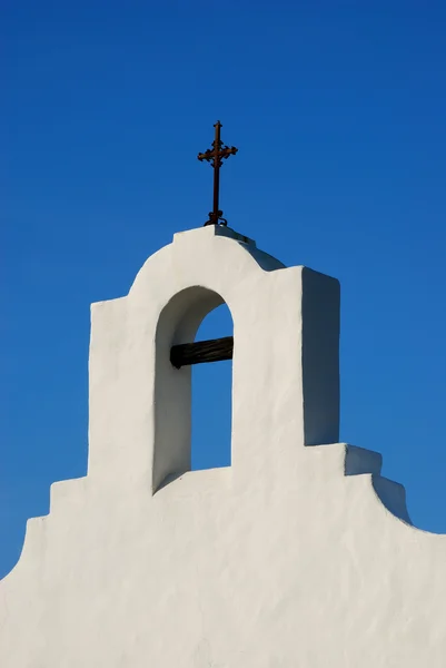 Белая часовня с крестом — стоковое фото