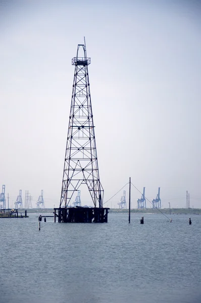 El viejo Derrick en la bahía — Foto de Stock