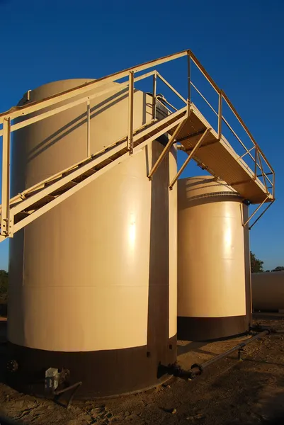 Tanques de almacenamiento de aceite Tan — Foto de Stock