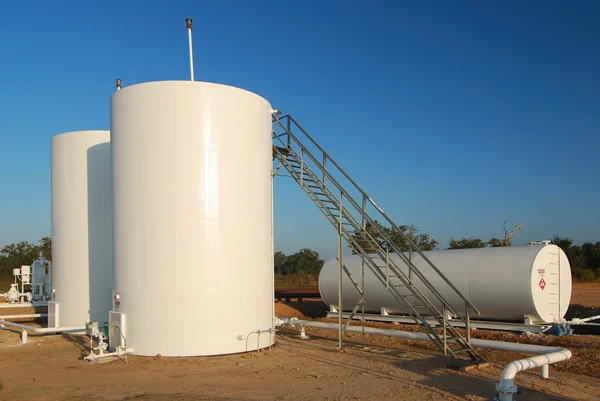 Tanques de almacenamiento blancos — Foto de Stock