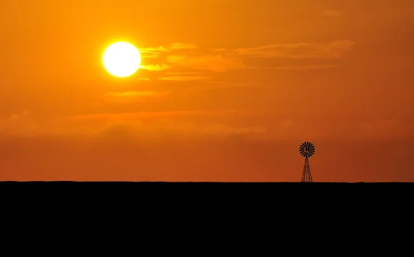 Molino de viento solitario — Foto de Stock