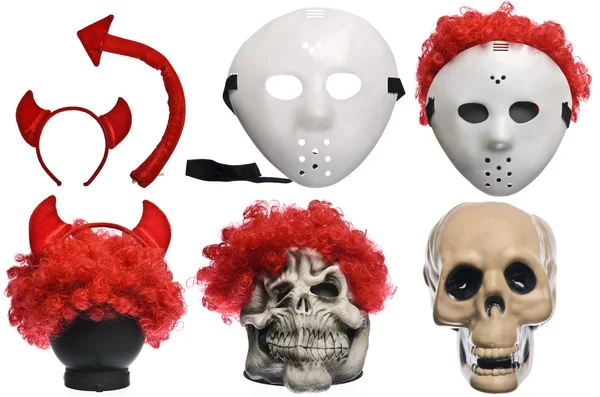 Pack çeşitli halloween kostümleri. şeytan kız, jason hokey maskesi, palyaço peruk, hayalet maske ve kafatası izole beyaz zemin üzerine