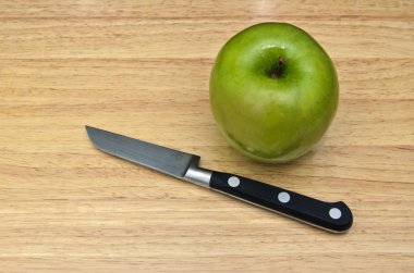 bir bıçak ile yeşil elma