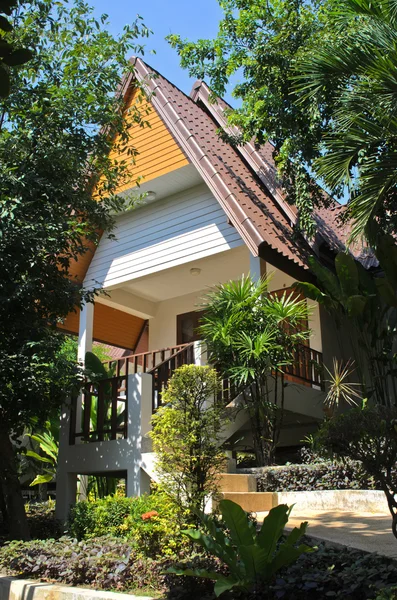 在泰国遇难在岛上的一个岛屿上的漂亮的房子 — 图库照片