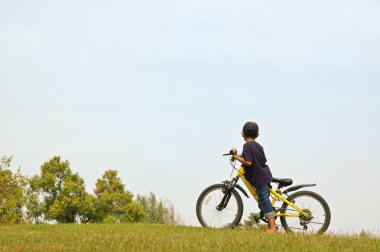 parkta Bisiklete binmek bir çocuk