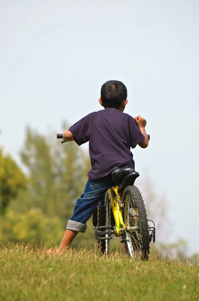 parkta Bisiklete binmek bir çocuk
