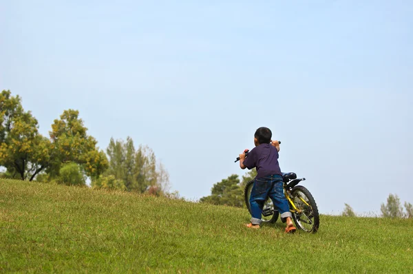 bir çocuk bisikleti tepeye yürüyüş