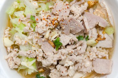 Baharatlı tom yum domuz noodle