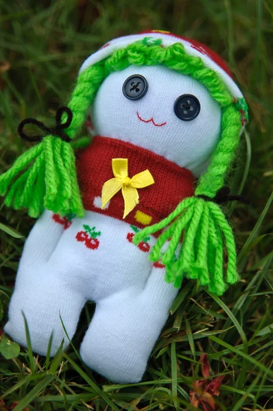 Una muñeca de calcetín hecha a mano en la hierba —  Fotos de Stock