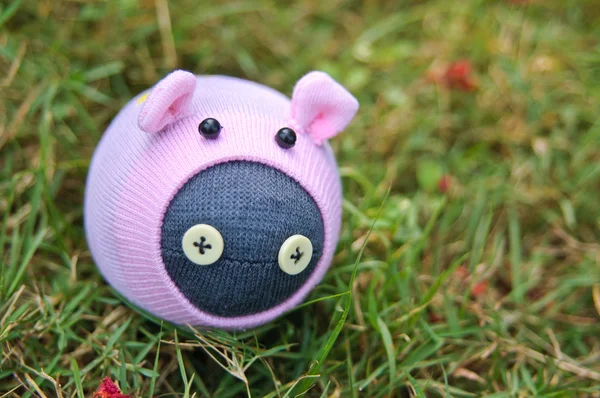 Una bambola calza maialino fatto a mano sull'erba — Foto Stock