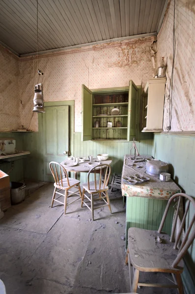 hayalet kasabayı terk edilmiş evde mutfak