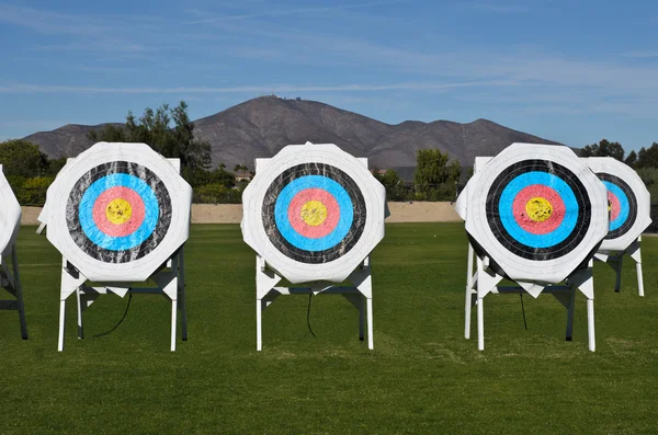 Objetivos de práctica en el campo de tiro con arco, limpieza de sombras Imagen de stock