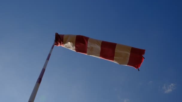 Windsok Voor Een Kleine Landingsbaan Piloten Informatie Geven Windsnelheid Richting — Stockvideo