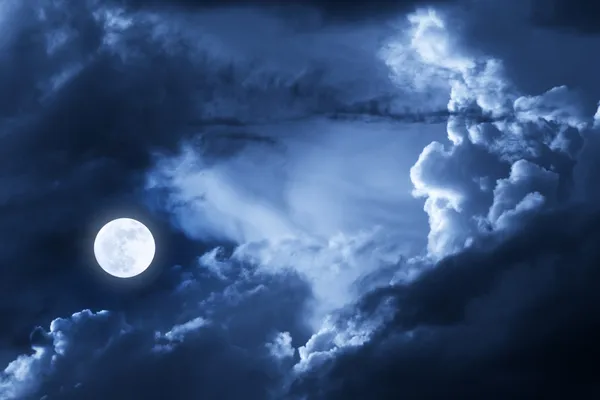 Dramáticas nubes nocturnas y cielo con hermosa luna azul llena —  Fotos de Stock