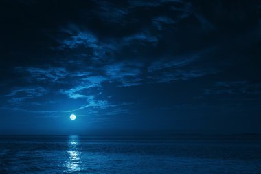 güzel gece yarısı okyanus moonrise ve sakin dalgalar ile görüntüleme