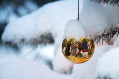 üzerinde Noel ağacı süsleme tatil doğum sahnesi yansıyan