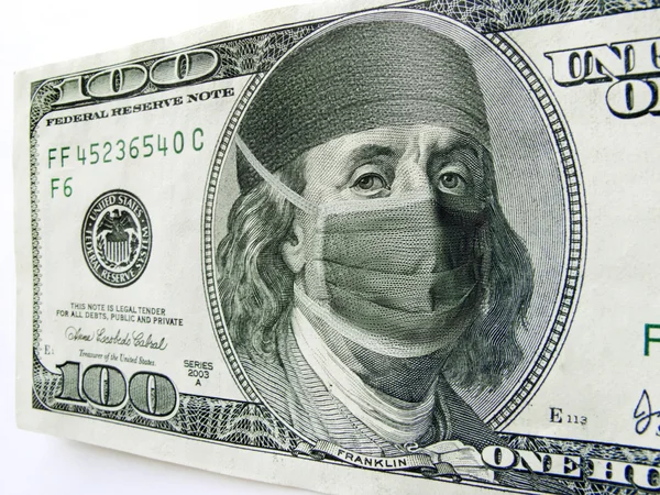 Ben Franklin usando máscara de atención médica en un billete de cien dólares — Foto de Stock