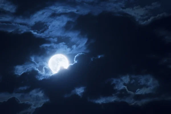 Dramatische nachtelijke wolken en de hemel met prachtige volledige blue moon — Stockfoto