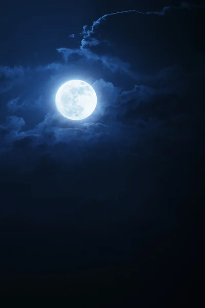 Dramatische nachtelijke wolken en de hemel met prachtige volledige blue moon — Stockfoto