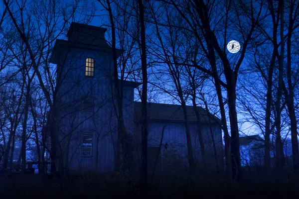 幽灵的鬼屋与满月是伟大的万圣节背景 — 图库照片