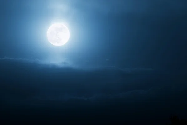 Este brilhante brilhante super lua ilumina a noite tempo céu — Fotografia de Stock