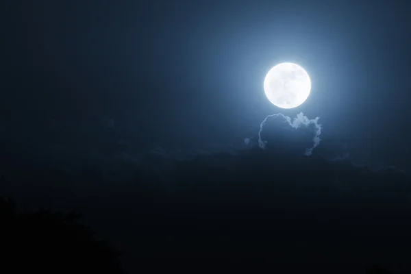 Deze heldere moonrise lijkt te hebben geduwd door de wolken — Stockfoto