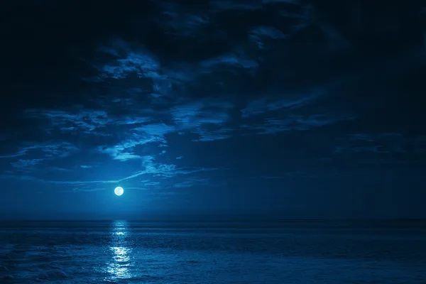 Hermosa vista al mar de medianoche con la salida de la luna y las olas de calma Imagen de archivo