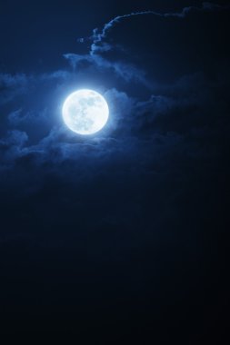 dramatik gece bulutlar ve gökyüzü güzel tam blue moon ile