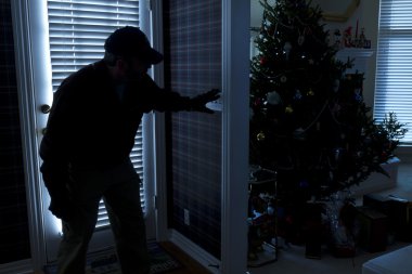 hırsız eve Noel partisinde arka kapıdan içeri girerken