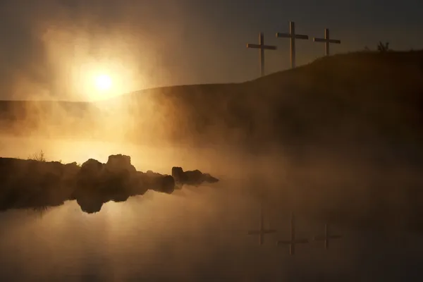 Tre croci all'alba su un lago paludoso Mattina di Pasqua — Foto Stock