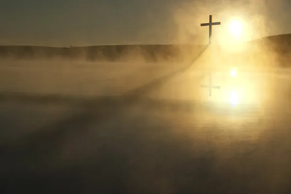 Single Cross Long Shadow Sunrise em Foggy Lake Páscoa Manhã — Fotografia de Stock