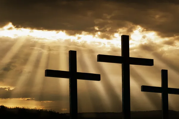 Trois croix silhouettées contre les nuages de la tempête — Photo