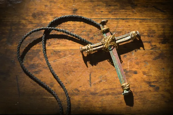 Simple Hand Made Cross on Old Wooden Bench — Stock Photo, Image