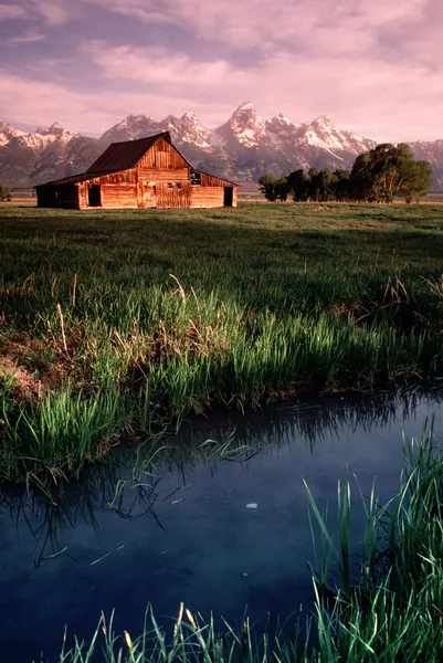 Stary stodoła antylopy mieszkania grand wyoming tetons pionowe — Zdjęcie stockowe