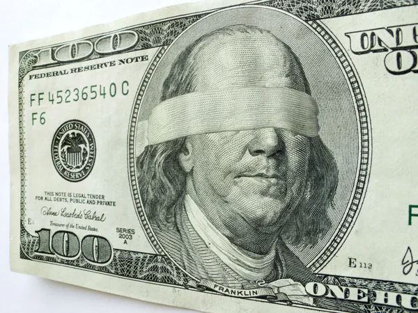 Ekonomik belirsizlik blindfolded ben franklin 100 dolarlık banknot gösterir — Stok fotoğraf