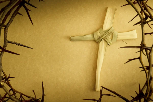 Easter Cross Of Palm Branch Surrounded By Crown Of Thorns — Stock Photo, Image